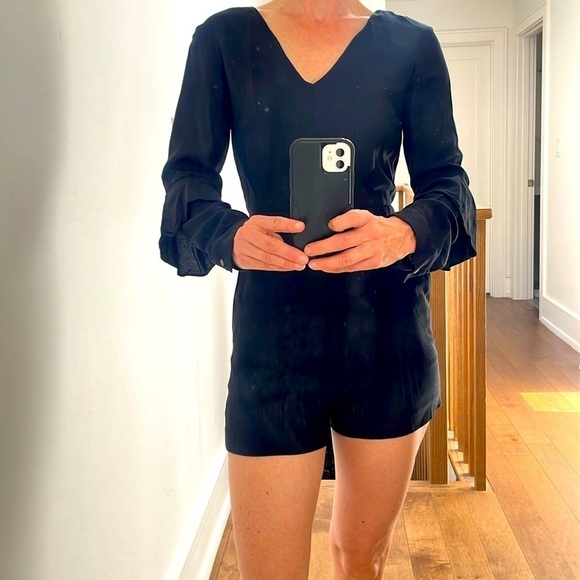 Club Monaco Bodena frill Long Sleeve Romper Jumpsuit shorts v neck Black Sz 0 - Picture 4 of 16